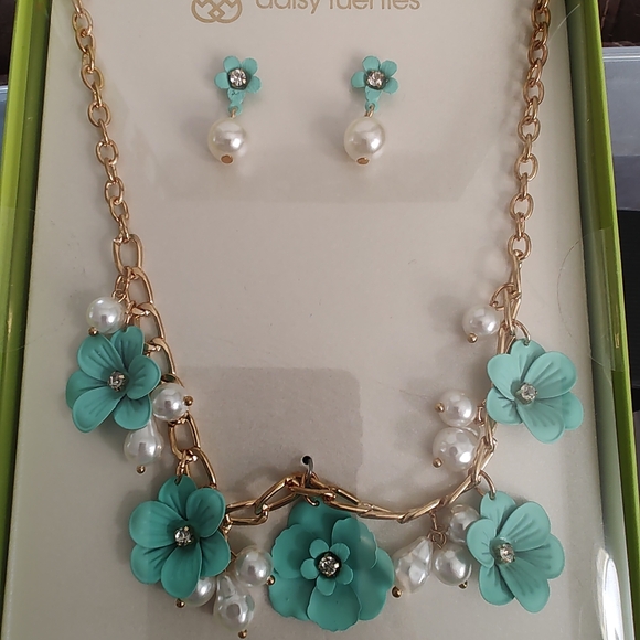 Daisy Fuentes Necklace and Earring Box Set Blue Flowers Faux Pearls Gold Tone - Picture 4 of 4